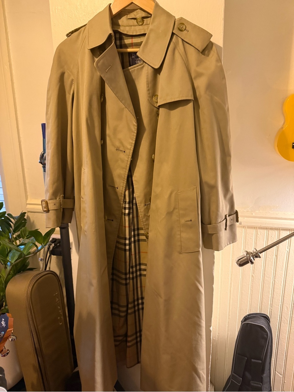 Burberry Beige Trench Coat with Classic Check Lining - Picture 9 of 12